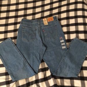 NWT Levi’s Classic Straight, mid-rise (stretchy)